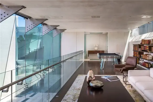 La Jolla's Iconic Razor House - стеклянная баустрада