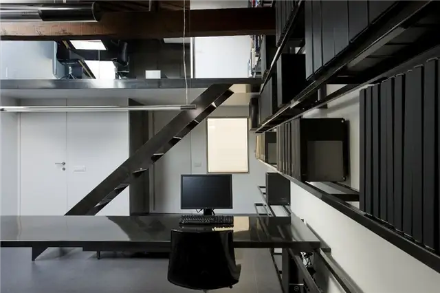 Черная крыша Estúdio Blurlogroño по проекту Blur Arquitectura