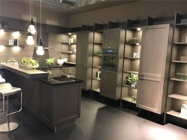 Большая кухня с множеством мест для хранения