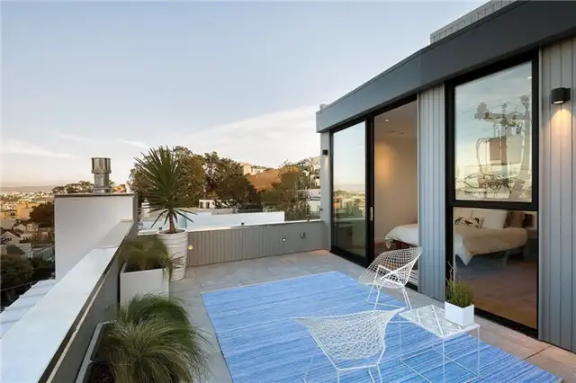 Маленький и современный дом Noe Valley House от designpad architecture - балкон в спальне