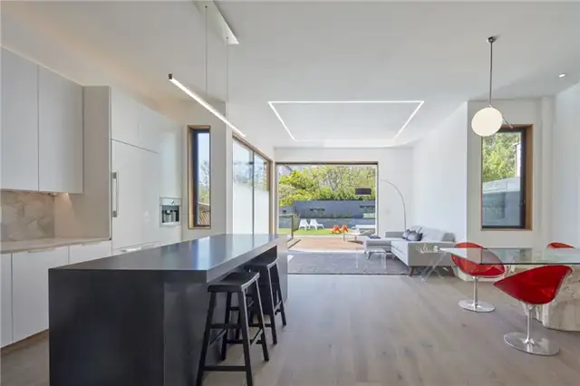 Современный дом в Сан-Франциско с фасадом Noe Valley от IwamotoScott Architecture - кухня открытого типа
