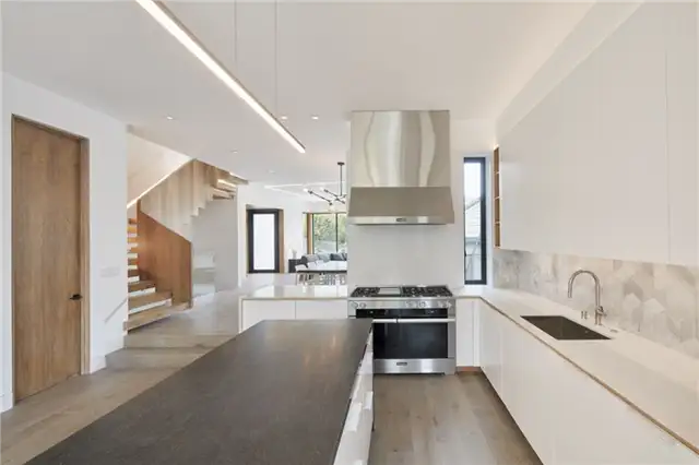 Современный дом в Сан-Франциско с фасадом Noe Valley от IwamotoScott Architecture - кухня