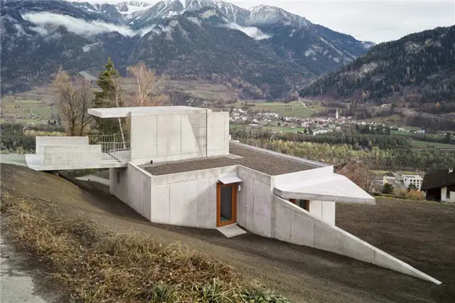 Бетонный частный дом в Тусисе от Angela Deuber Architects