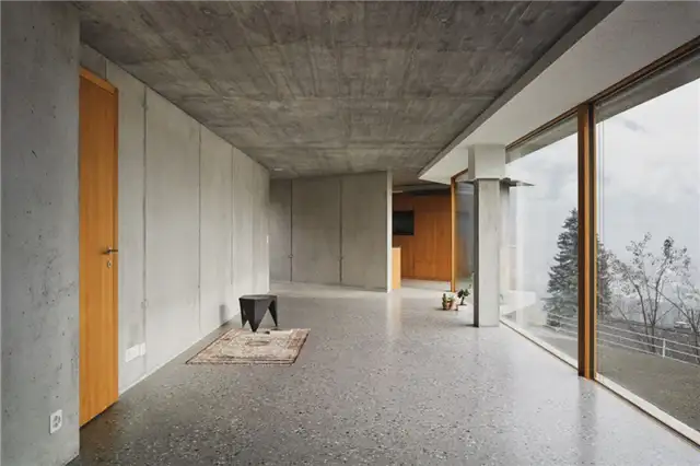 Бетонный частный дом в Сусисе от Angela Deuber Architects - интерьер