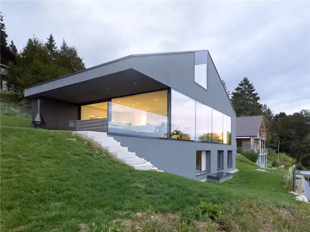 Вилла Erard, à Nods Switzerland от Andrea Pelati Architecte - стеклянная балюстрада