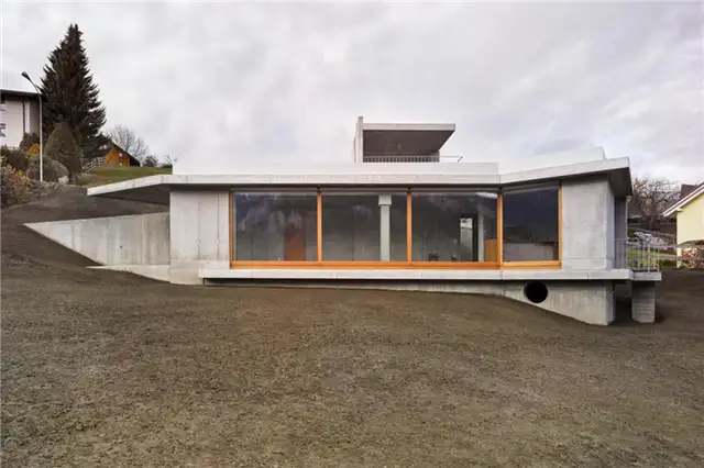 Бетонный частный дом в Сусисе от Angela Deuber Architects - дизайн