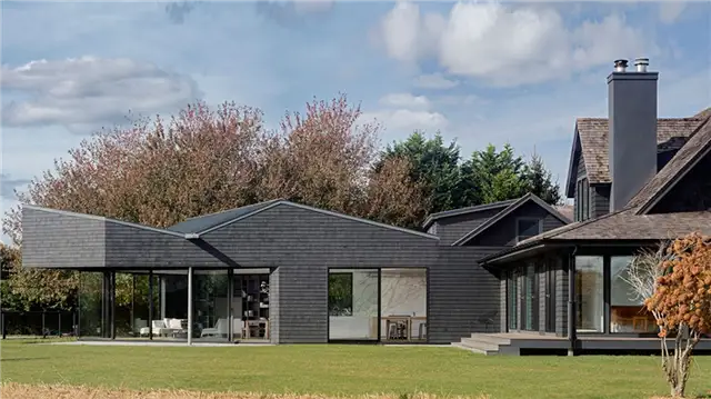Черный дом в Хэмптоне от Desai Chia Architecture