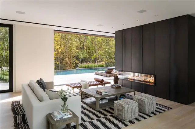 Облицованный кедром дом в Хэмптонс Лонг Айленд от Blaze Makoid Architectur - камин