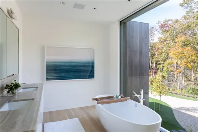Дом из кедра в Хэмптоне на Лонг-Айленде от Blaze Makoid Architectur - отдельно стоящая ванна