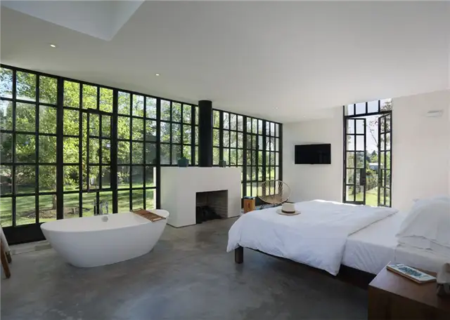 Hamptons Farmhouse Brooklyn studio TA Dumbleton Architect - спальня с отдельно стоящей ванной