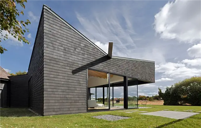 Черный дом в Хэмптоне от Desai Chia Architecture - газон