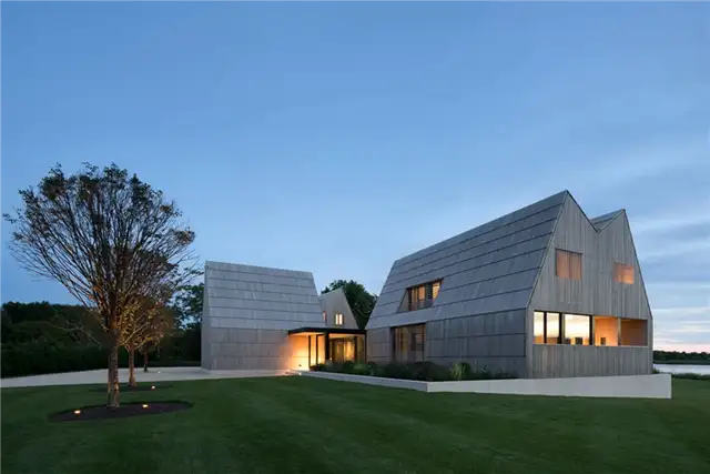 Современный дом в Хэмптоне от Bates Masi Architects - зеленая лужайка