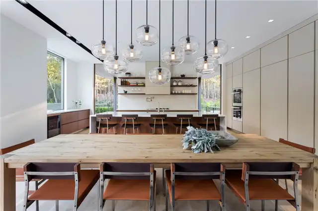 Облицованный кедром дом в Хэмптонс Лонг Айленд от Blaze Makoid Architectur - кухня и обеденный стол