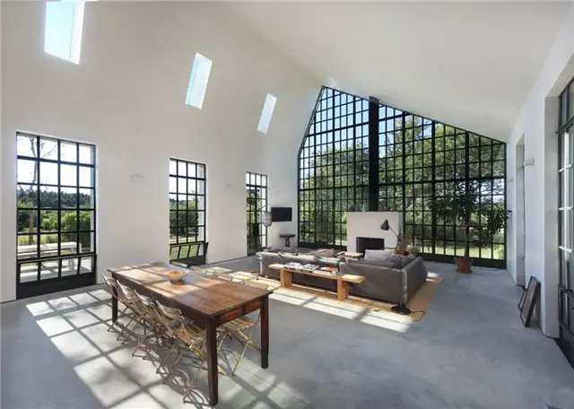 Hamptons Farmhouse Brooklyn studio TA Dumbleton Architect - черная рама