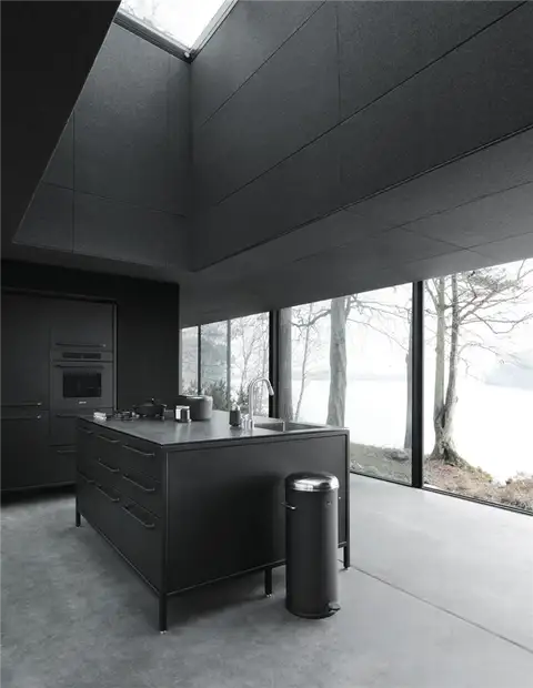 Черный кухонный остров Vipp Shelter