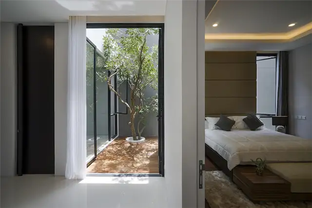 В доме S House есть участок двора, примыкающий к спальне