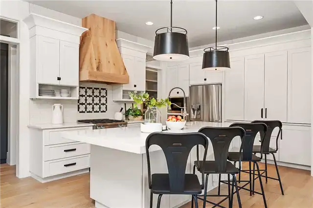 Белый фермерский стиль - Cathedral Pines, северный Колорадо-Спрингс, Колорадо от All About Home Design - табуреты для острова