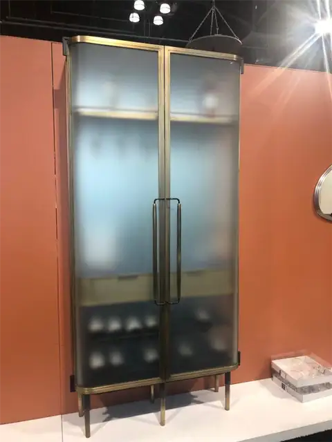 Шкаф из гнутого стекла New Format Studio