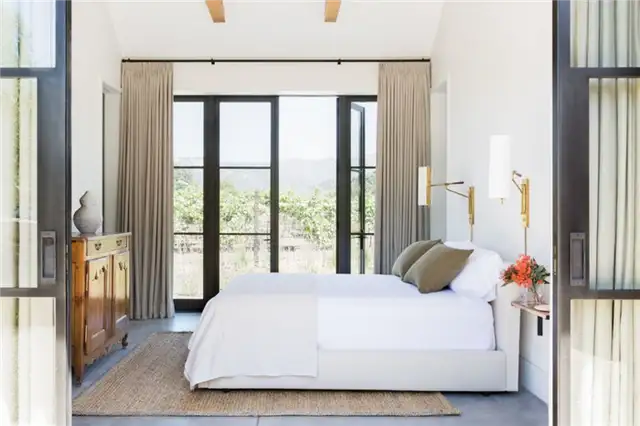 Резиденция Napa Valley California Residence by Wade Design Architects and Geremia Design - спальня с латунными светильниками