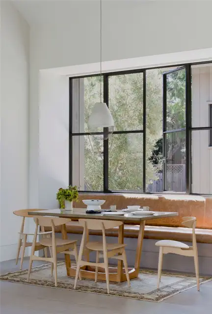 Резиденция в долине Напа в Калифорнии от Wade Design Architects и Geremia Design - столовая со скамьями для сидения