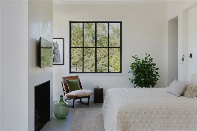 Резиденция Napa Valley California Residence от Wade Design Architects и Geremia Design - спальня с камином