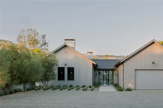Патио у бассейна в резиденции Napa Valley California Residence от Wade Design Architects and Geremia Design