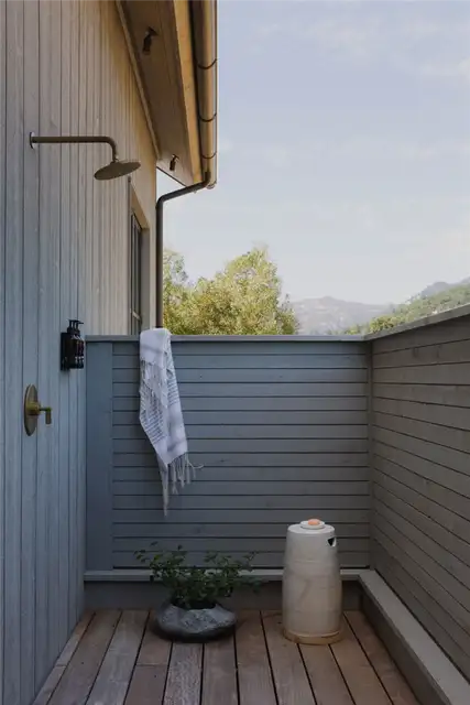 Резиденция Napa Valley California Residence от Wade Design Architects и Geremia Design - душ на открытом воздухе