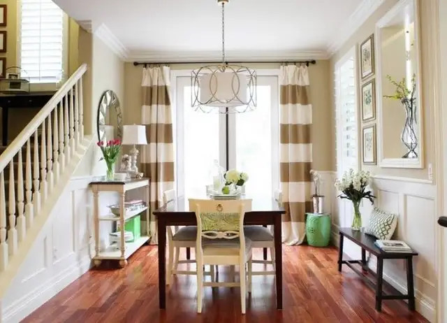 горизонтальные шторы в полоску для фойе