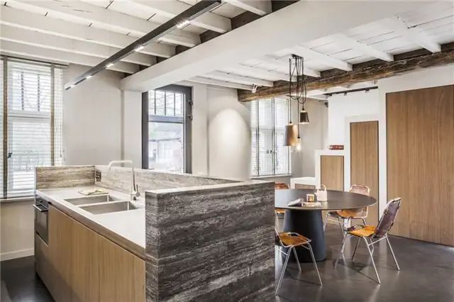 Old Farm JUMA architects в Бельгии - кухонный остров с большой столешницей
