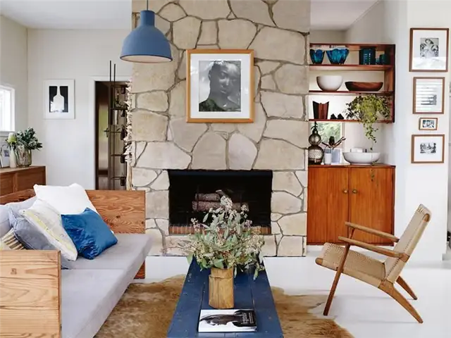 Современный дизайн камина из камней - гостиная в стиле mid century
