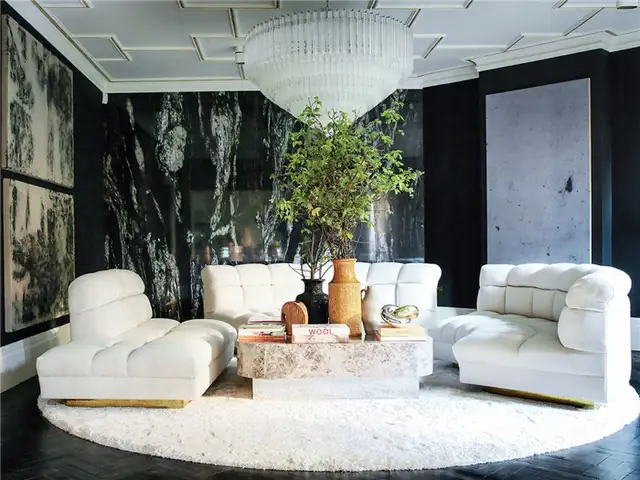 Красивая гостиная от Caroline Legrand Design с белым диваном и мраморными стенами