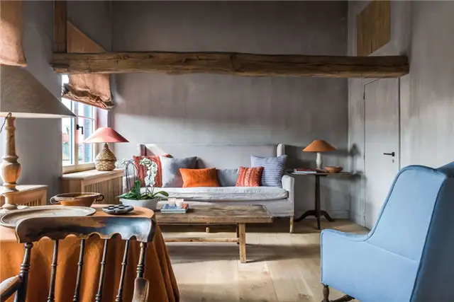 Гостиная с деревянными балками от Natalie Haegeman Interiors из Антверпена