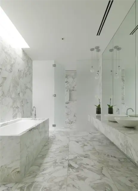 Дизайн ванной комнаты из белого мрамора Seacombe Grove House от b.e architecture