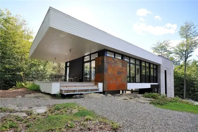 Современный дом Shelter on a Rock Canada от ESPACE VITAL architecture - фасад
