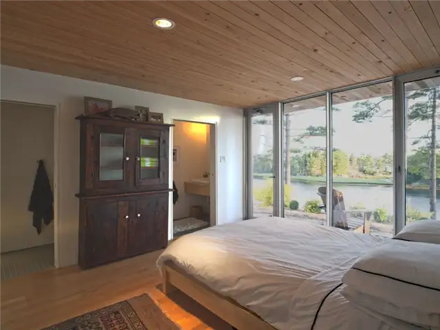 Современный дом Bridge House - Канада - Mackay-Lyons Sweetapple Architects - спальня