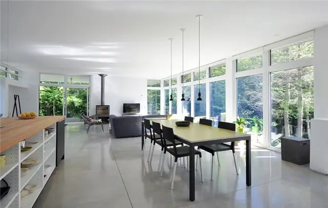Современный дом Shelter on a Rock Canada от ESPACE VITAL architecture - гостиная