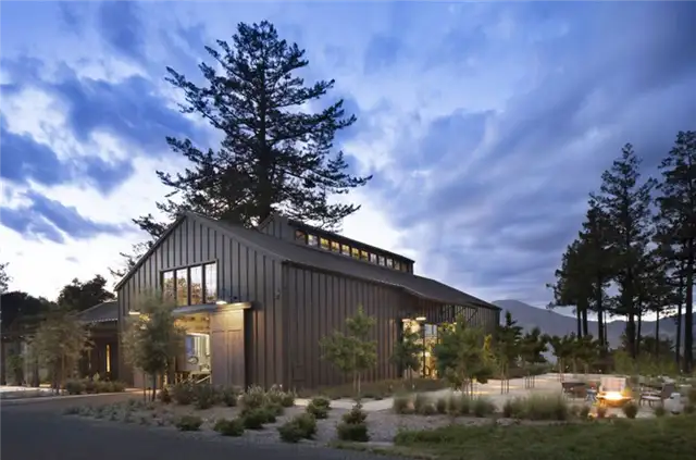 Вид сбоку на винодельню Theorem Winery by Richard Beard Architects