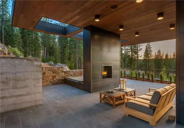 Открытый камин в резиденции Lake Tahoe Residence by Blaze Makoid Architecture
