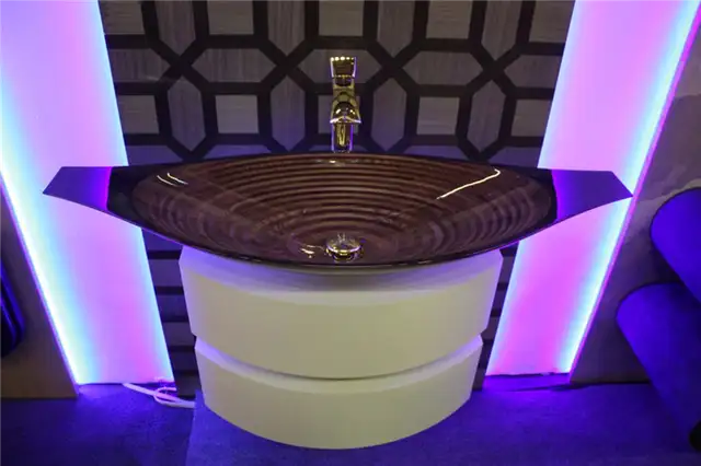 Фиолетовый встраиваемый светильник для ванной комнаты