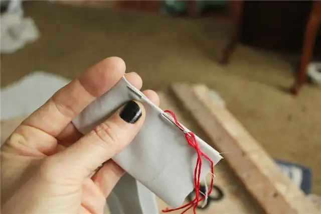 Выведите кончик иглы из сгиба подола