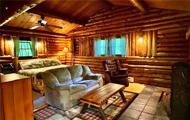 Спальня в деревянном домике Streamside