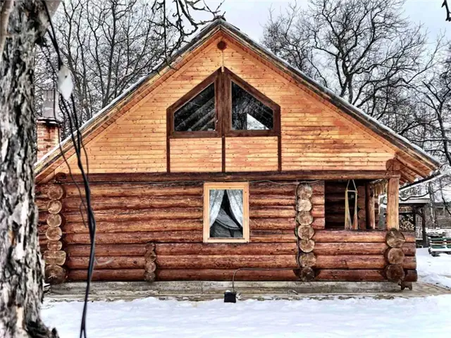 Уютный деревянный домик в Трансильвании - бревна
