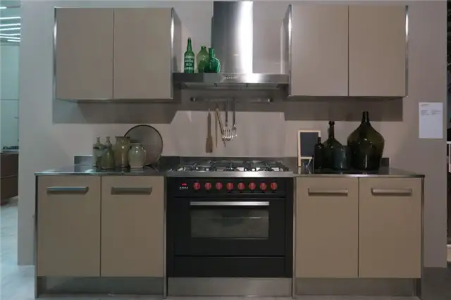 Современный декор маленькой кухни в коричневых тонах