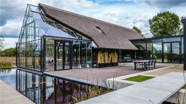 Двускатная крыша Maas Architecten, расположенная в Локхеме