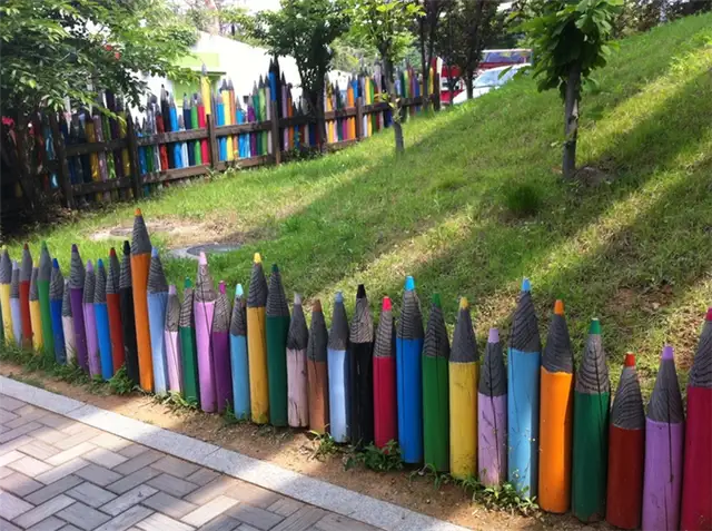 забор-карандаш на заднем дворе