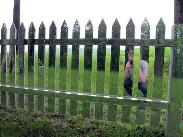 Зеркало_забор_фотография