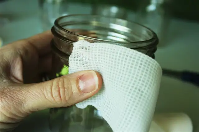 DIY (своими руками) Mason Jar Mummies Приклейте марлю к банке