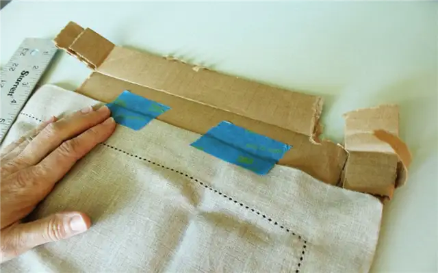 DIY (своими руками) Grain Sack Linen Napkin - приклейте салфетку ровно и прямо на картон.