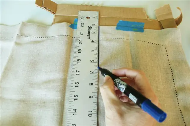 DIY (своими руками) Салфетка из мешковины - Положите линейку в точке, где должна быть первая полоса