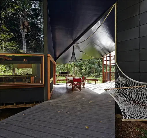 Потолок в доме Cape Tribulation Off Grid Home от M3 architecture